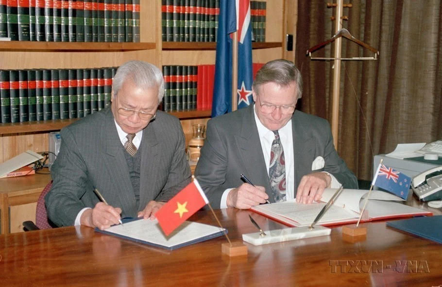 Le Premier ministre néo-zélandais Jim Bolger (droite) et son homologue vietnamien Vo Van Kiêt paraphent l'accord de coopération économique et commerciale entre le Vietnam et la Nouvelle-Zélande (26 mai 1993). Photo : Minh Dao – VNA