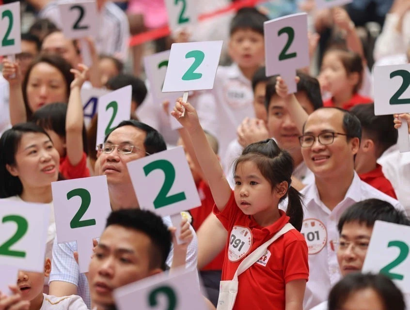 Des enfants d'âge préscolaire et leurs parents participent à une compétition bilingue anglais-vietnamien « Super Tots 2024 » 2024. Photo : Thanh Tung - VNA