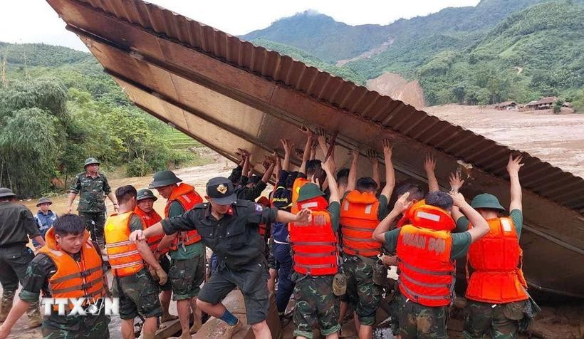 Quatre jours après le passage du typhon Yagi, le Vietnam continue de recenser ses pertes. Le bilan s’est alourdi à au moins 330 morts et disparus au dernier décompte jeudi 12 septembre à 17h00, avec son cortège de crues et de glissements de terrain dans le Nord du pays. Photo : VNA