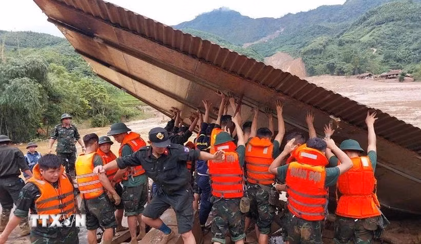 Quatre jours après le passage du typhon Yagi, le Vietnam continue de recenser ses pertes. Le bilan s’est alourdi à au moins 330 morts et disparus au dernier décompte jeudi 12 septembre à 17h00, avec son cortège de crues et de glissements de terrain dans le Nord du pays. Photo : VNA