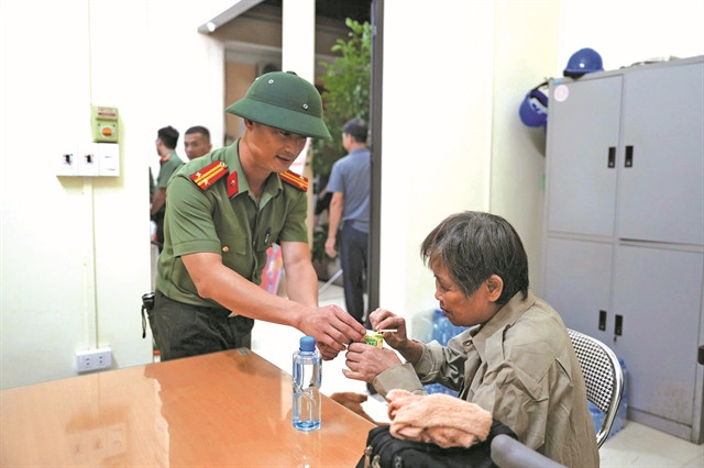 Les habitants de la ville de Yên Bái ont été abrités contre les inondations dans des bureaux publics et ont reçu des fournitures essentielles. Photo: VNA