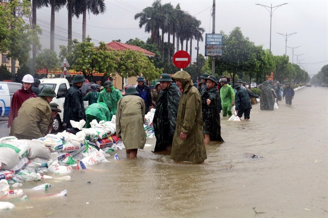 La division 316 de la région militaire 2 et le commandement militaire provincial de Phu Tho ont dépêché plus de 400 officiers et soldats pour aider le district de Ha Hoa à construire des digues pour empêcher les inondations. Photo: VNA Des arbres ont été déracinés, des toits ont été emportés, l’électricité a été coupée et les pluies torrentielles ont provoqué une inondation dévastatrice après que le vent se soit calmé. Mais le peuple vietnamien ne s’est pas agenouillé, n’a pas reculé et a résisté à l’une des plus grandes catastrophes naturelles. De nombreuses vies ont été perdues, mais beaucoup ont également été sauvées grâce aux efforts courageux des équipes de secours.