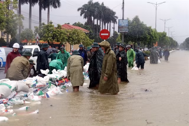 La division 316 de la région militaire 2 et le commandement militaire provincial de Phu Tho ont dépêché plus de 400 officiers et soldats pour aider le district de Ha Hoa à construire des digues pour empêcher les inondations. Photo: VNA Des arbres ont été déracinés, des toits ont été emportés, l’électricité a été coupée et les pluies torrentielles ont provoqué une inondation dévastatrice après que le vent se soit calmé. Mais le peuple vietnamien ne s’est pas agenouillé, n’a pas reculé et a résisté à l’une des plus grandes catastrophes naturelles. De nombreuses vies ont été perdues, mais beaucoup ont également été sauvées grâce aux efforts courageux des équipes de secours.