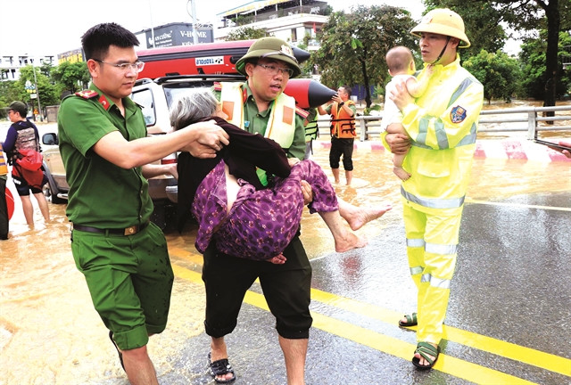 Les équipes de secours de la ville de Thai Nguyên travaillent sans relâche pour évacuer les personnes du centre des inondations. Photo: VNA
