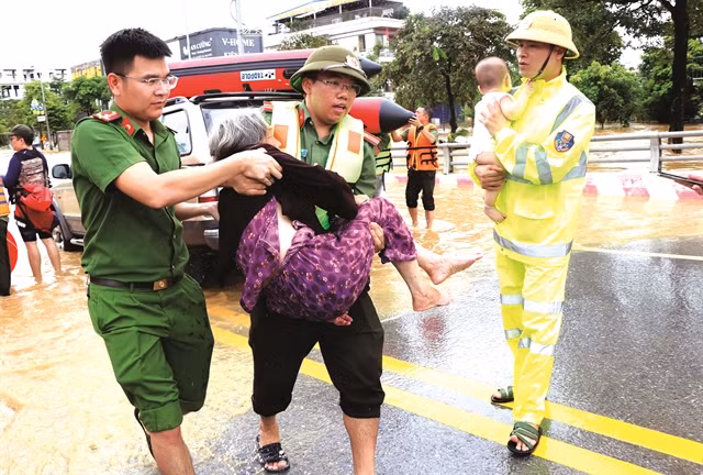 Les équipes de secours de la ville de Thai Nguyên travaillent sans relâche pour évacuer les personnes du centre des inondations. Photo: VNA