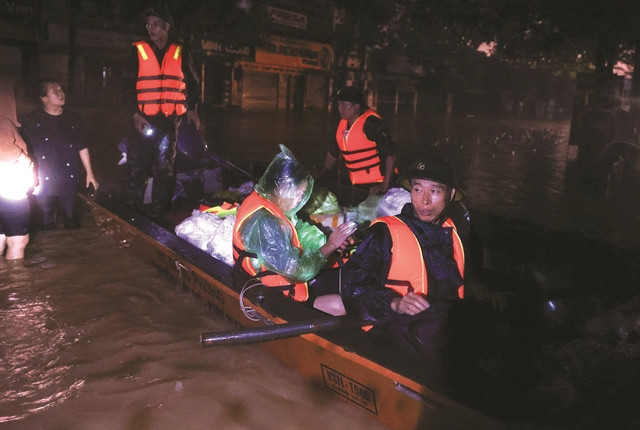 Des officiers et des soldats de la brigade 210 ont fourni des fournitures, notamment de la nourriture et de l’eau potable, aux habitants du quartier de Quang Vinh, dans la ville de Thai Nguyên, le soir du 10 septembre. Photo: VNA Le typhon Yagi, la tempête tropicale la plus puissante d’Asie en 2024, a dévasté le Vietnam, faisant au moins 233 morts, 103 disparus et 823 blessés au 13 septembre à 7h00, à cause de la tempête, des inondations et des glissements de terrain. Avec des vents soufflant jusqu’à 166 km/h lors de son atterrissage le 7 septembre, Yagi a été l’un des typhons les plus puissants à avoir frappé le Vietnam depuis des décennies.