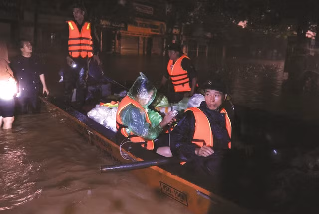 Des officiers et des soldats de la brigade 210 ont fourni des fournitures, notamment de la nourriture et de l’eau potable, aux habitants du quartier de Quang Vinh, dans la ville de Thai Nguyên, le soir du 10 septembre. Photo: VNA Le typhon Yagi, la tempête tropicale la plus puissante d’Asie en 2024, a dévasté le Vietnam, faisant au moins 233 morts, 103 disparus et 823 blessés au 13 septembre à 7h00, à cause de la tempête, des inondations et des glissements de terrain. Avec des vents soufflant jusqu’à 166 km/h lors de son atterrissage le 7 septembre, Yagi a été l’un des typhons les plus puissants à avoir frappé le Vietnam depuis des décennies.
