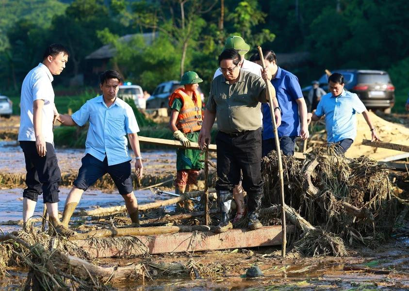 Le Premier ministre Pham Minh Chinh supervise les efforts de recherche des victimes des inondations soudaines et des glissements de terrain dans le hameau de Làng Nu. Photo : VNA