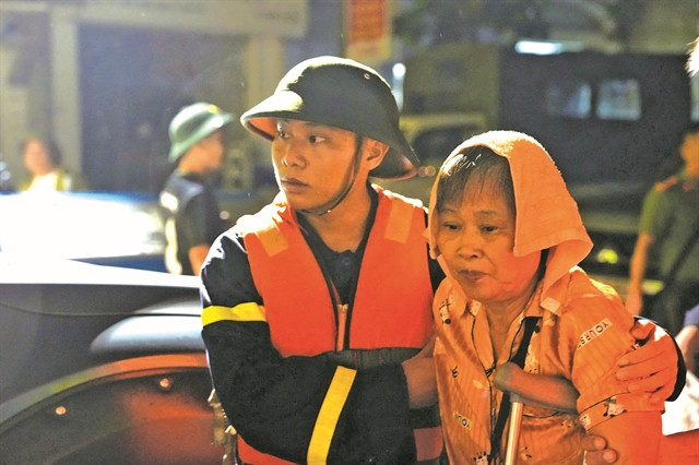 La police de la ville de Yên Bái aide les habitants du quartier de Hông Hà à évacuer les zones inondées dans la nuit du 8 septembre. Photo: VNA Cette photo capture le courage des personnes qui ont travaillé sans relâche pendant la tempête pour protéger la vie des habitants des endroits où le typhon et les inondations qui ont suivi ont ravagé.