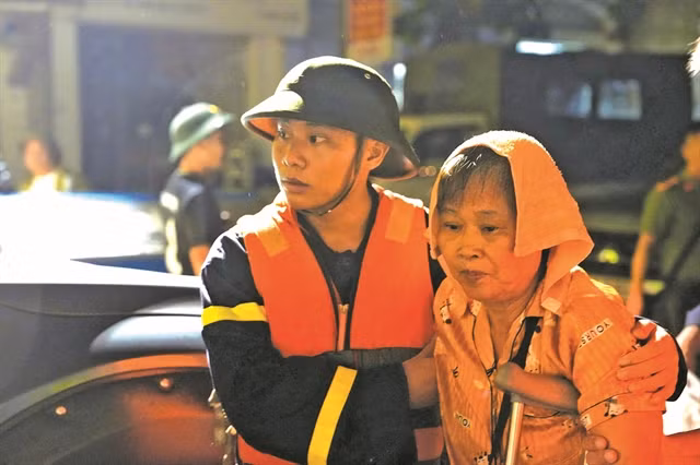 La police de la ville de Yên Bái aide les habitants du quartier de Hông Hà à évacuer les zones inondées dans la nuit du 8 septembre. Photo: VNA Cette photo capture le courage des personnes qui ont travaillé sans relâche pendant la tempête pour protéger la vie des habitants des endroits où le typhon et les inondations qui ont suivi ont ravagé.