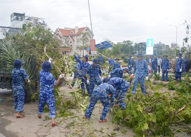 Le commandement de la région 1 des garde-côtes a déployé 115 officiers et soldats pour aider les habitants de la ville de Hai Phong à nettoyer les rues après la tempête. Photo: VNA L’eau peut monter, les arbres et les maisons peuvent tomber, mais l’espoir demeure. L’espoir, élément attachant et inné en chaque Vietnamien, est la tradition qui a lié l’histoire implacable de cette nation.