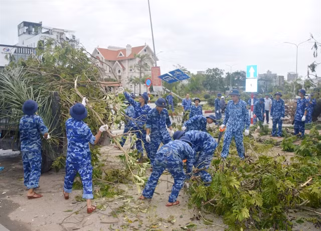 Le commandement de la région 1 des garde-côtes a déployé 115 officiers et soldats pour aider les habitants de la ville de Hai Phong à nettoyer les rues après la tempête. Photo: VNA L’eau peut monter, les arbres et les maisons peuvent tomber, mais l’espoir demeure. L’espoir, élément attachant et inné en chaque Vietnamien, est la tradition qui a lié l’histoire implacable de cette nation.