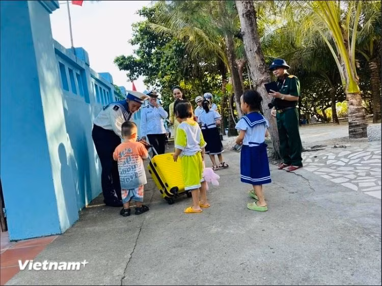 Le groupe de travail n°21 en 2024 visite et apporte de nombreux cadeaux aux enfants des îles. Photo: VietnamPlus