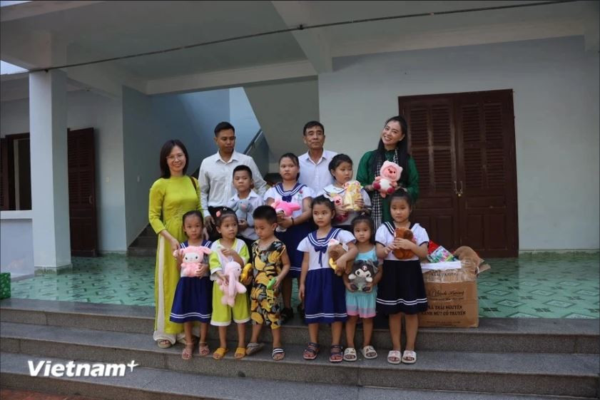 Le groupe de travail n°21 en 2024 visite et apporte de nombreux cadeaux aux enfants des îles. Photo: VietnamPlus