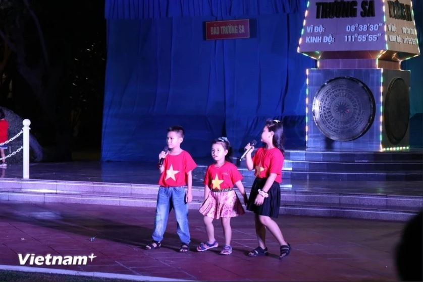 Des enfants de Truong Sa sur scène. Photo: VietnamPlus