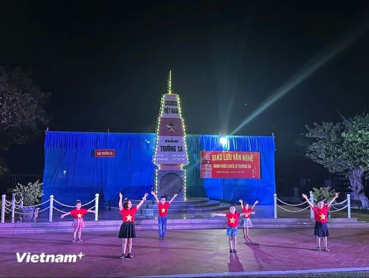 Des enfants de Truong Sa participent à une performance artistique de groupe. Photo: VietnamPlus