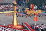 Un véhicule portant l'emblème national de la République socialiste du Vietnam au défilé. Photo : VNA