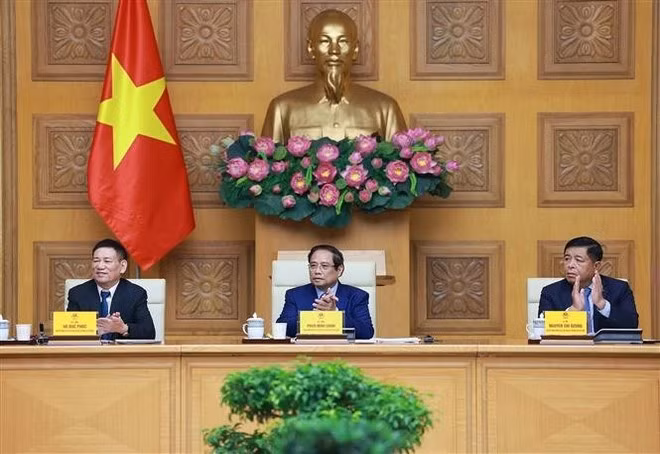 pham-minh-chinh-centre.jpg