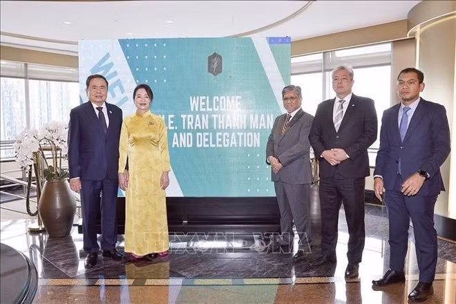 tran-thanh-man-et-son-epouse-petronas.jpg