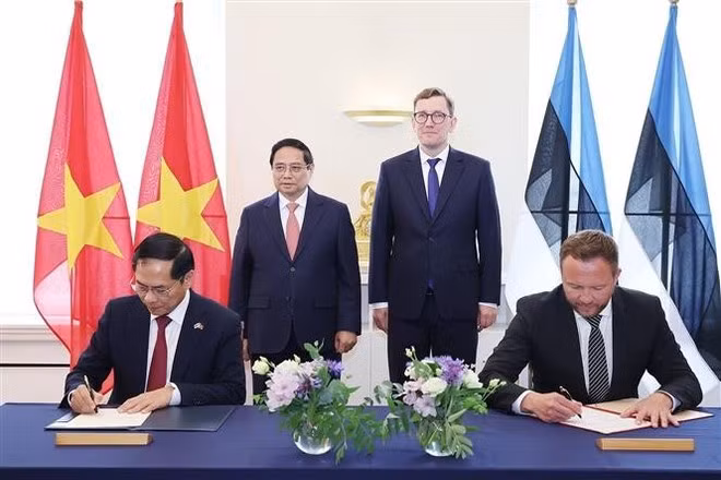 pham-minh-chinh-kristen-michal-signature.jpg