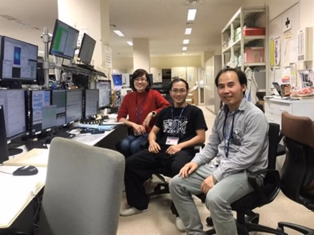 trois-membres-du-groupe-de-recherche-sur-les-neutrinos-du-vietnam.jpg