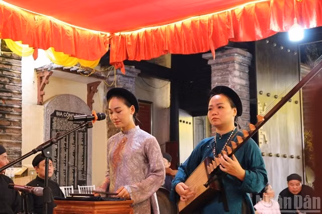 les-chanteuses-se-produisent-dans-lespace-sacre-de-la-maison-communale-de-la-phu.png