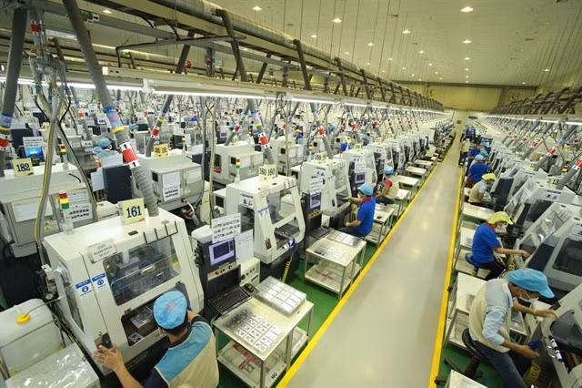 ouvriers-dune-usine-de-composants-electroniques-dans-la-province-de-thai-nguyen.jpg