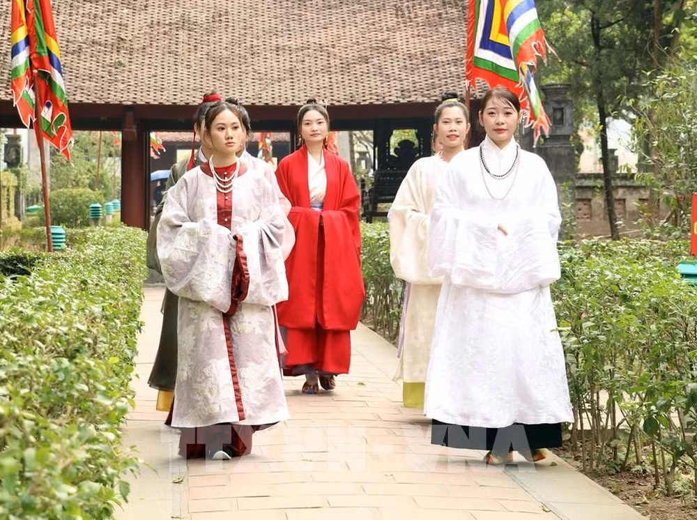 costumes-imperiaux-dai-co-viet-vna.jpg