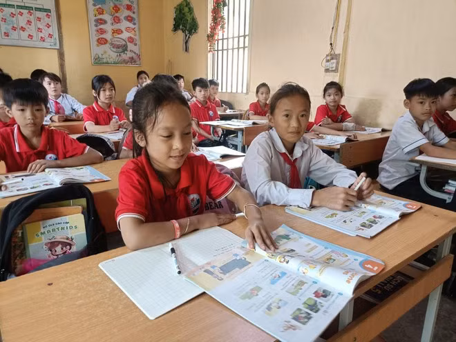 eleves-dans-une-salle-de-classe-temporaire-a-lao-cai.jpg