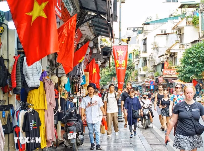 des-touristes-etrangers-visitent-la-capitale-hanoi-vna.jpg