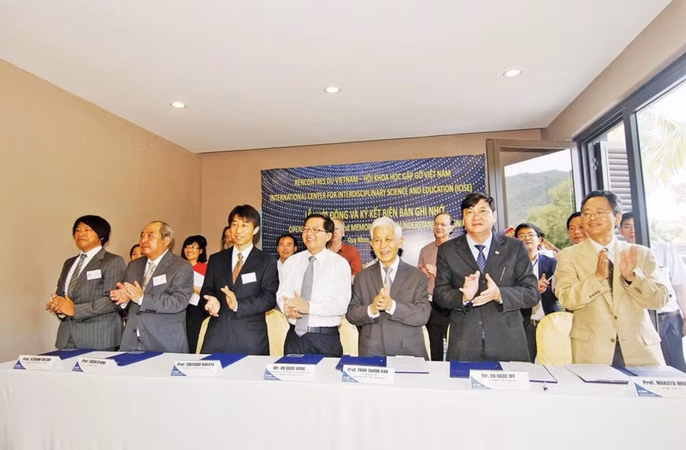 le-professeur-tsuyoshi-nakaya-3e-a-gauche.jpg
