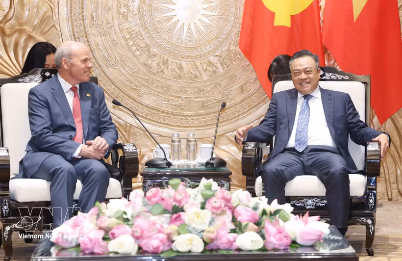 Tran Sy Thanh, membre du Bureau politique, secrétaire du Comité central du Parti et président de la Commission centrale de contrôle, et l’ambassadeur du Canada au Vietnam, Jim Nickel. Photo: VNA