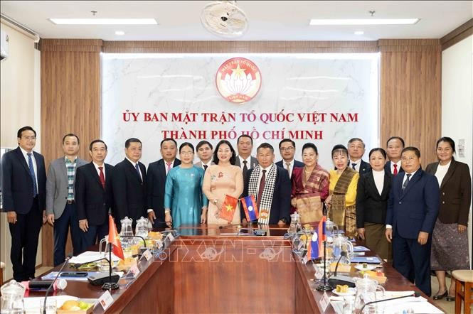 Les autorités du Comité central du Front de la Patrie du Vietnam (FPV) de Hô Chi Minh-Ville et des Comités du Front lao pour la construction nationale (FLCN) de Vientiane et de la province lao de Champassak. Photo: VNA