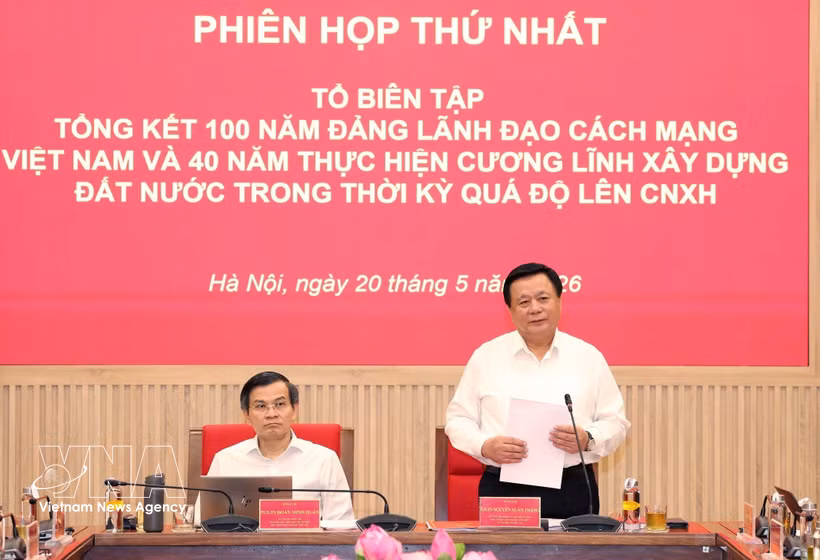 Le professeur et docteur Nguyen Xuan Thang, président du Conseil théorique central et chef du Groupe de rédaction, à la réunion. Photo: VNA