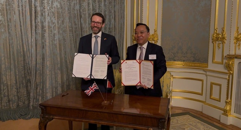 Le vice-ministre vietnamien de l’Industrie et du Commerce, Nguyen Hoang Long, et le ministre britannique de l’Industrie, Chris McDonald, ont convenu de renforcer leur coopération dans les domaines des énergies propres et du commerce, lors d’une réunion de travail tenue à Londres. Photo: VNA