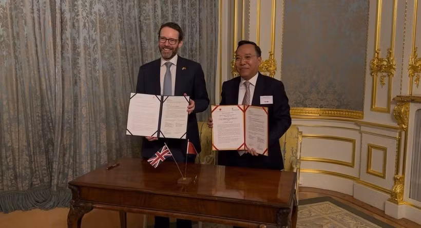 Le vice-ministre vietnamien de l’Industrie et du Commerce, Nguyen Hoang Long, et le ministre britannique de l’Industrie, Chris McDonald, ont convenu de renforcer leur coopération dans les domaines des énergies propres et du commerce, lors d’une réunion de travail tenue à Londres. Photo: VNA