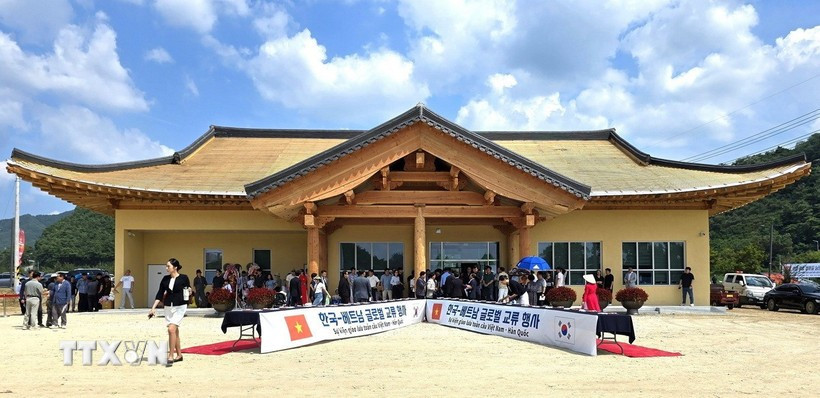 Façade du centre communautaire du "K-Vietnam Valley" du comté de BongHwa, en République de Corée. Photo : VNA