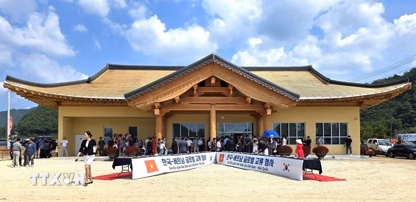 Façade du centre communautaire du "K-Vietnam Valley" du comté de BongHwa, en République de Corée. Photo : VNA