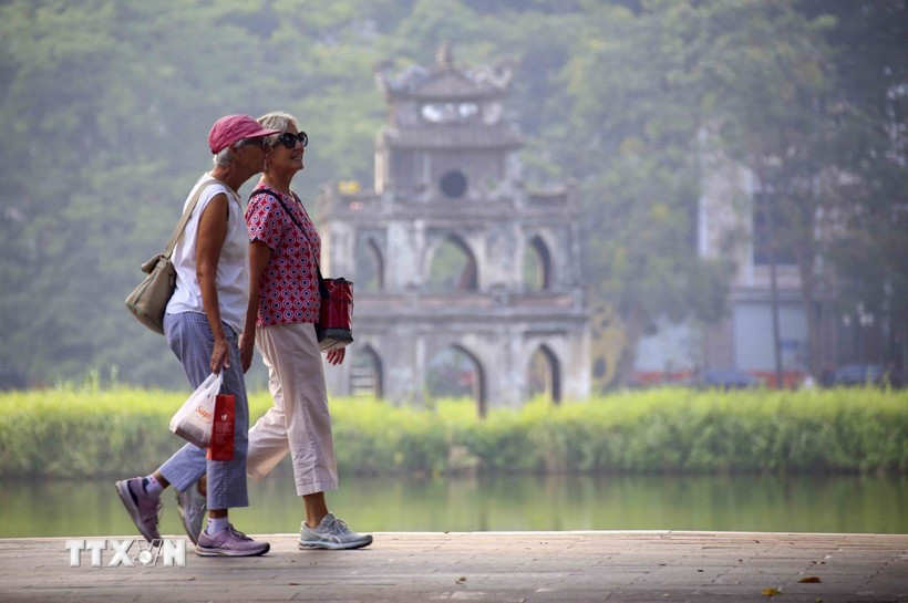 Des touristes étrangers à Hanoï. Photo: VNA