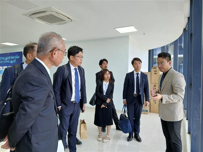 Des entreprises japonaises visitent et découvrent l'écosystème des startups et de l'innovation au Parc logiciel n°2. Photo : VNA