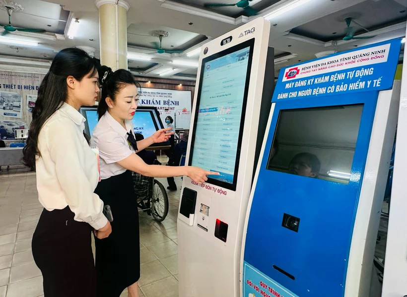Un kiosque d'enregistrement automatisé à l'hôpital général de la provinciale de Quang Ninh. Photo : VietnamPlus