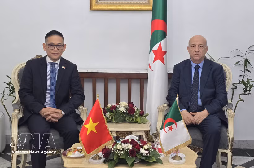 L'ambassadeur du Vietnam en Algérie, Tran Quoc Khanh (gauche) et Abdelkrim Benmbarek, secrétaire général du FLN, parti au pouvoir en Algérie. Photo: VNA