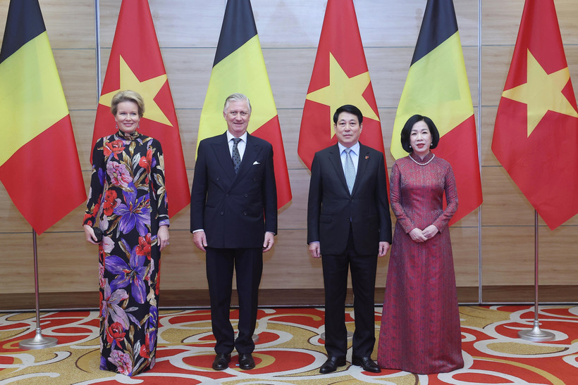 Le président Luong Cuong (droite) et son épouse ont présidé mardi soir 1er avril à Hanoï un banquet d'État solennel en l'honneur du roi Philippe et la reine de Belgique, en visite d'État au Vietnam. Photo: VNA