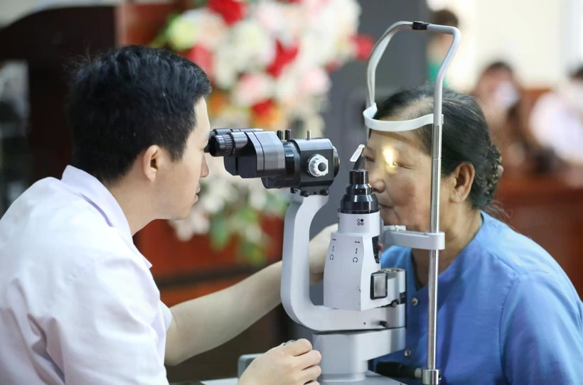 Examen ophtalmologique pour les personnes âgées. Photo: Vietnam+