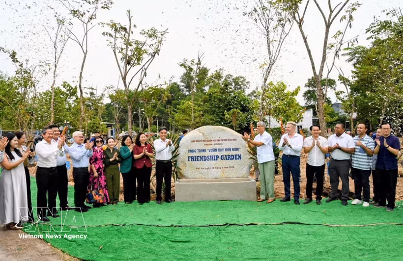 Les délégués à l'inauguration du « Jardin des arbres de l’amitié » dans le quartier de Phu An, à Hô Chi Minh-Ville. Photo: VNA