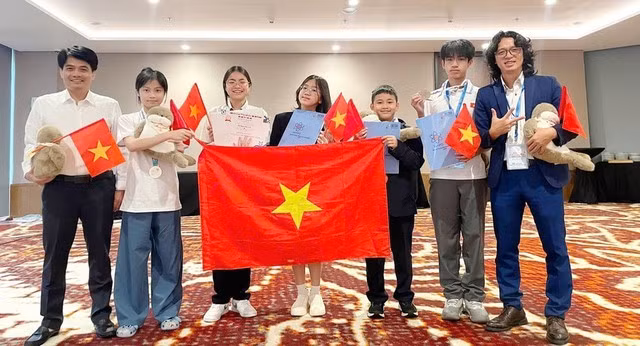Les cinq élèves vietnamiens de Hanoï aux Olympiades mondiales des jeunes physiciens (WYPO) 2025, qui se sont déroulées récemment en Indonésie, ont été médaillés, avec deux d'argent et trois de bronze. Photo: VGP