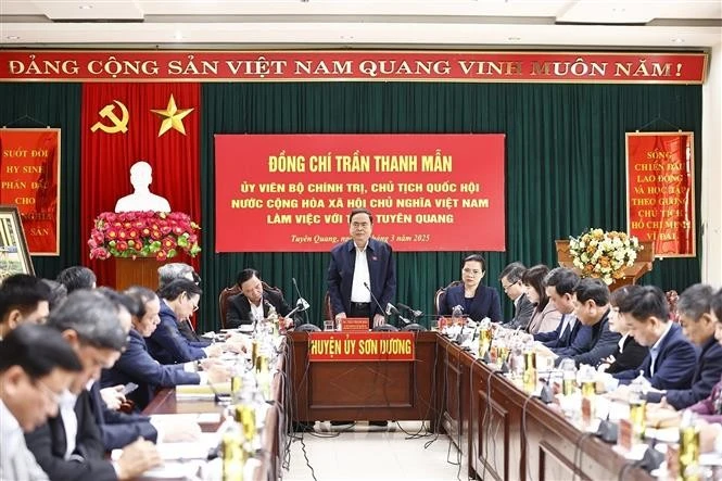 Le président de l'Assemblée nationale (AN), Trân Thanh Mân, travaille avec la permanence du Comité provincial du Parti de Tuyên Quang. Photo: VNA