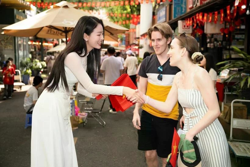 Des touristes internationaux reçoivent des cadeaux de la part de leurs amis vietnamiens. Photo : VietnamPlus