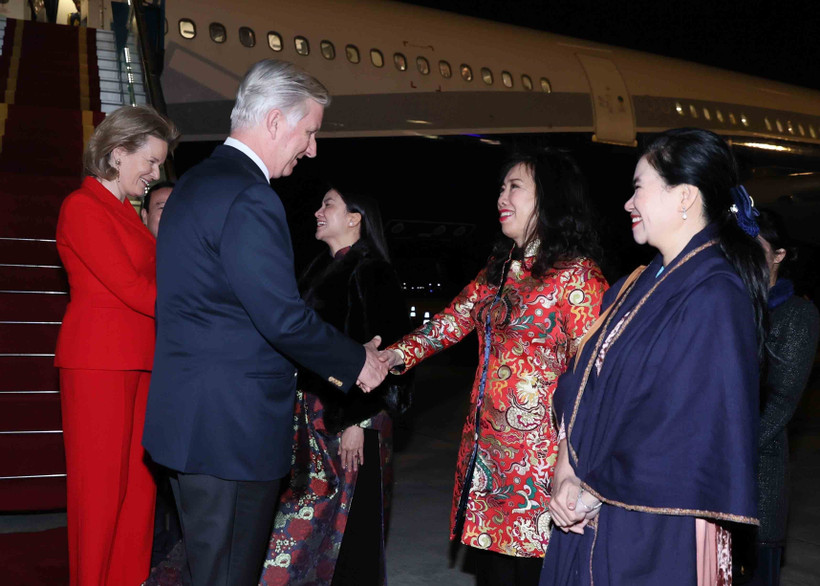 Le roi Philippe et la reine Mathilde de Belgique arrivent à Hanoï pour une visite d'État au Vietnam. Photo: VNA