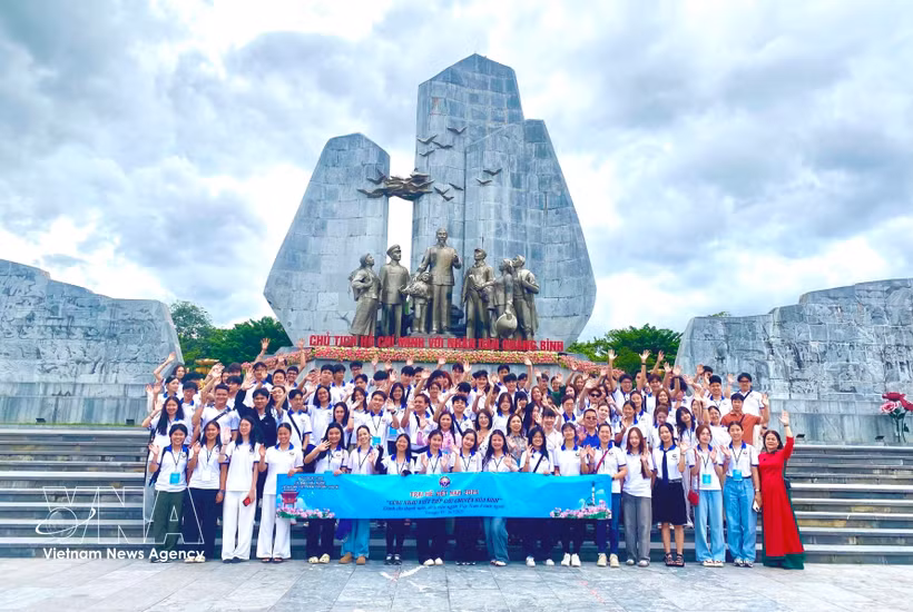 Les jeunes Vietnamiens de l'étranger participent au Camp d'été du Vietnam 2025. Photo: VNA